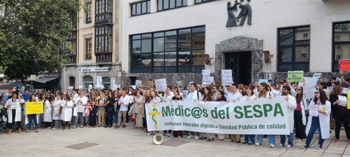 Archivo - Medicos del Sespa en una movilización del 3 de octubre.