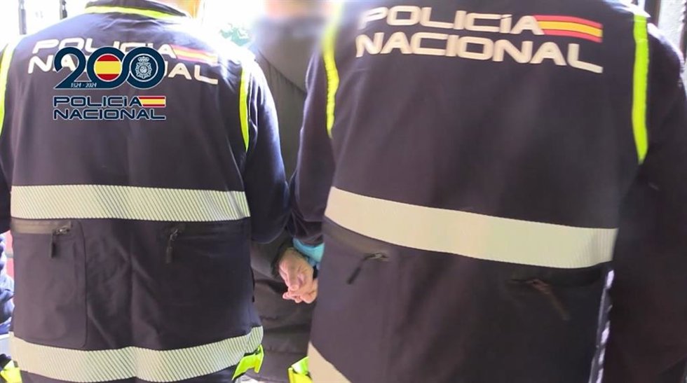 La Policía con el detenido por el crimen en el Xenillet