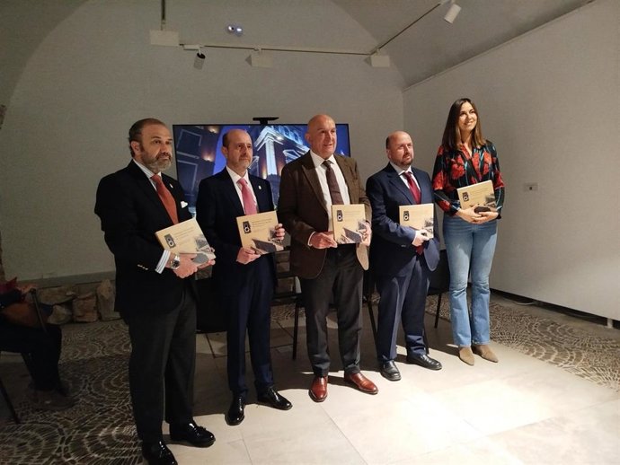 Miguel Vegas, Miguel Rodríguez, Jesús Julio Carnero, Javier Juárez y Blanca Jiménez en la presentación del libro 'Estampas del Pregón de la Semana Santa' en la sala de exposiciones de San Benito.  
