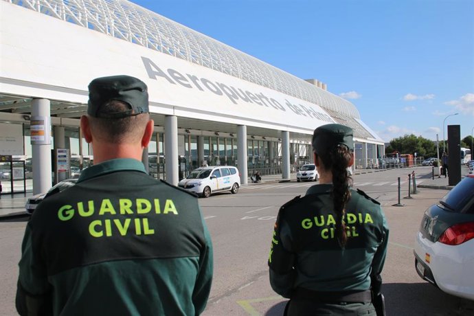 Dos agentes de la Guardia Civil, en el aeropuerto de Palma.