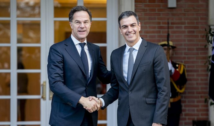 Archivo - El presidente del Gobierno, Pedro Sánchez (d), recibe al secretario general de la OTAN, Mark Rutte (i), en el Complejo de la Moncloa, a 27 de enero de 2025, en Madrid (España).