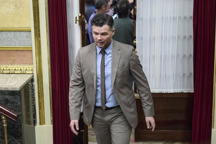 O porta-voz do ERC no Congresso, Gabriel Rufián, durante uma sessão plenária no Congresso dos Deputados, em 26 de fevereiro de 2026, em Madri (Espanha). O plenário do Congresso vota hoje a revogação ou a ratificação do decreto-lei que prorroga o serviço m