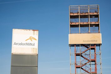 Exteriores de la factoría ArcelorMittal durante los piquetes de las empresas auxiliares en huelga de ArcelorMittal, a 12 de marzo de 2026, en Avilés, Asturias (España). La actividad de los piquetes de los trabajadores de las auxiliares ha bloqueado los ac