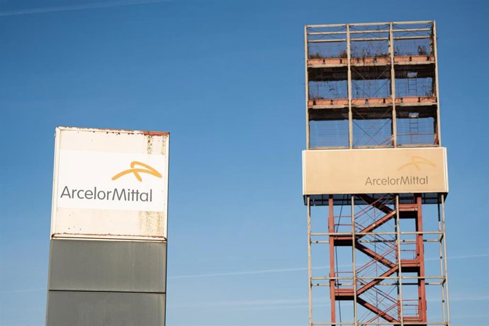 Exteriores de la factoría ArcelorMittal durante los piquetes de las empresas auxiliares en huelga de ArcelorMittal, a 12 de marzo de 2026, en Avilés, Asturias (España). La actividad de los piquetes de los trabajadores de las auxiliares ha bloqueado los ac