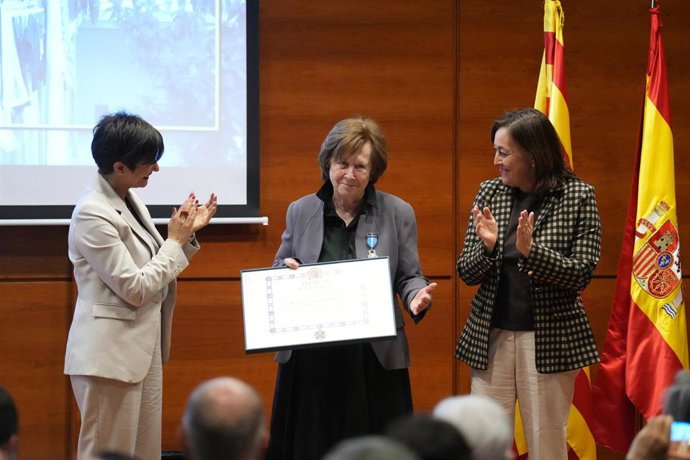 La ministra de Vivienda y Agenda Urbana, Isabel Rodríguez, entrega la Cruz de la Orden del Mérito Civil a la experta en vivienda Carme Trilla, junto con la portavoz del Govern, Sílvia Paneque