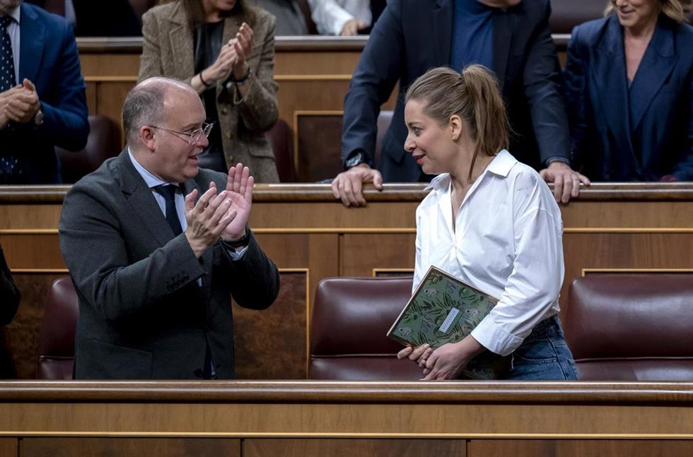 Archivo - El secretario general del PP, Miguel Tellado, y la portavoz del PP en el Congreso, Ester Muñoz, durante una sesión plenaria, en el Congreso de los Diputados, a 12 de febrero de 2026, en Madrid (España). 