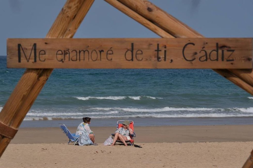 Archivo - Imagen de archivo de una playa de Cádiz.