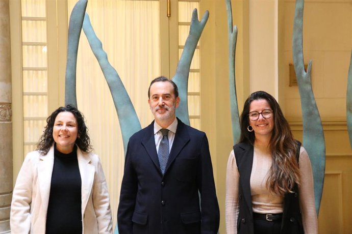 El presidente del Parlament, Gabriel Le Senne, con la presidenta y a la vicepresidenta del Colegio de Educadoras y Educadores de Baleares, Margarita Giménez y Ana Belén Galán, respectivamente.