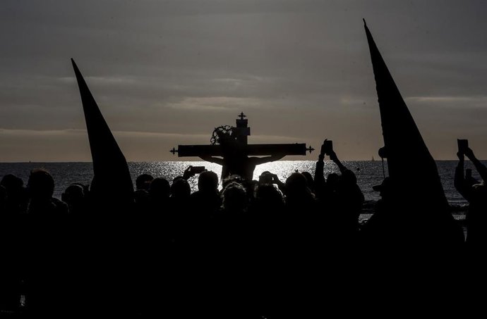Archivo - Cofrades llevan la talla de Cristo a la orilla de la playa en la Semana Santa Marinera