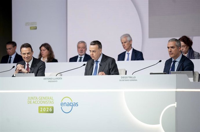 (I-D) En primera fila, el consejero delegado de Enegás, Arturo Gonzalo; el presidente de Enegás, Antonio Llardén; y el secretario general de Enegás, Diego Trillo; durante la Junta General de Accionistas de Enagàs, a 26 de marzo de 2026, en Madrid (España)