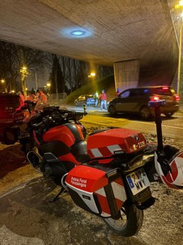 Dispositivo de la Policía Foral junto al vehículo del detenido.