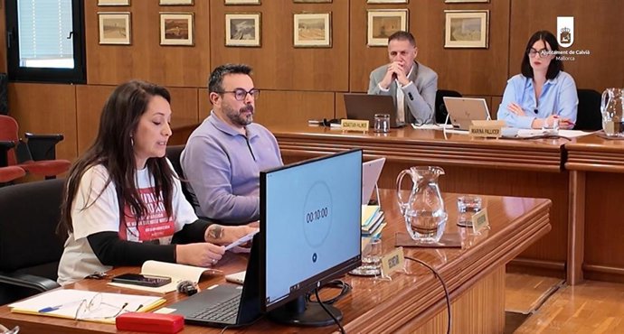 Natalia Rodríguez, madre de Malén Ortiz durante su intervención en el pleno del Ayuntamiento de Calvià.