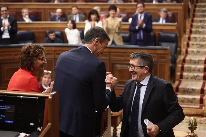 Archivo - El presidente del Gobierno, Pedro Sánchez (c), el portavoz del PSOE, Patxi López (d), y la vicepresidenta primera y ministra de Hacienda, María Jesús Montero, en una sesión de control al Gobierno , en el Congreso de los Diputados, a 11 de febrer