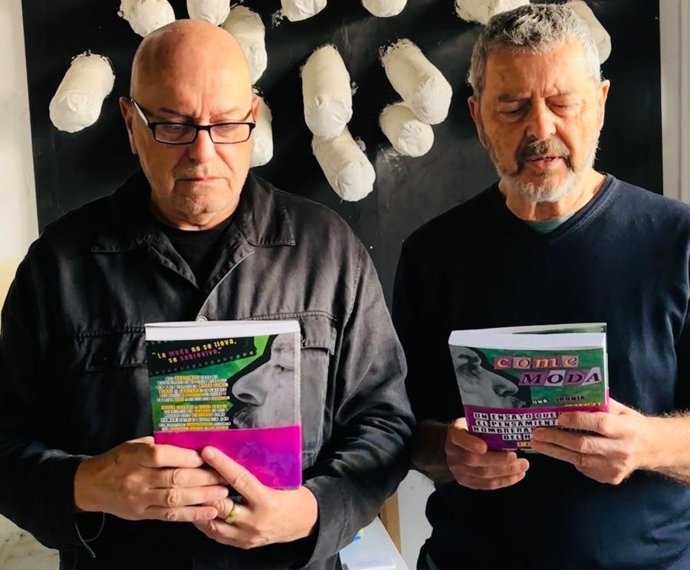 Los autores con el libro