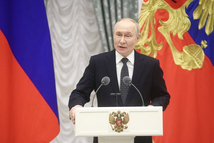 RÚSSIA, MOSCOU - 25 DE MARÇO DE 2026: O presidente da Rússia, Vladimir Putin, discursa durante uma cerimônia de entrega dos Prêmios Presidenciais de 2025 no Kremlin de Moscou. Os prêmios são concedidos a jovens profissionais da cultura por trabalhos e pro