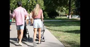 Los españoles ven las relaciones más igualitarias que hace 50 años pero profundamente transformadas por las redes