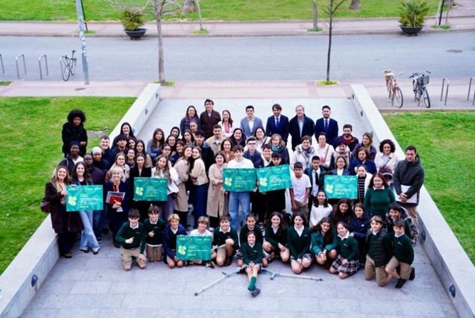 El director del IRJ, Juan Diego Alcaide, el director de Innovación y Ordenación Educativa, Fabián Martín, y el subdirector de Estrategia de Salud Mental y Emocional, Carlos Piserra, entregan premios del Certamen de Diseño de Proyectos de Aprendizaje