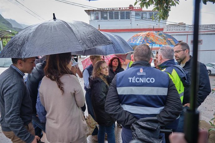 La presidenta del Cabildo de Tenerife, Rosa Dávila (c), en una visita al barrio de El Pris para comprobar los desperfectos de la borrasca 'Therese'