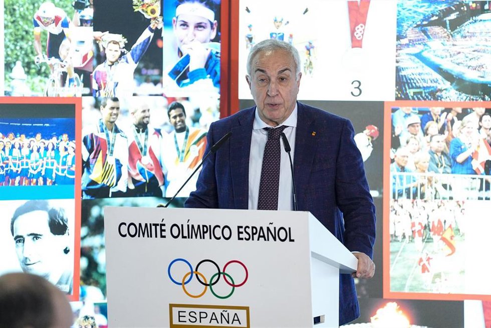 El presidente del Comité Olímpico Español (COE), Alejandro Blanco, atiende a la prensa.