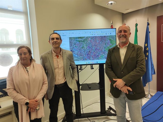 El concejal de Urbanismo, Tirso Leal, junto a responsables del SIG en la presentación de la nueva cartogarfía