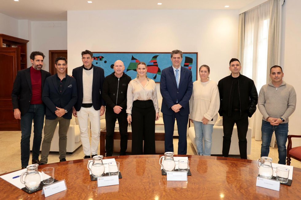 La presidenta del Govern, Marga Prohens, recibe a siete chefs