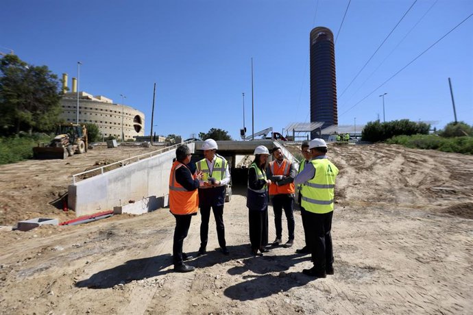 La consejera de Fomento, Articulación del Territorio y Vivienda de la Junta de Andalucía, Rocío Díaz, realiza una visita técnica a los trabajos de la plataforma reservada BUS-VAO del Aljarafe Norte hasta la estación de autobuses de Plaza de Armas. 