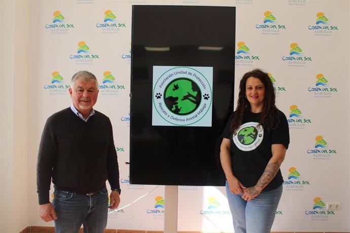 El presidente de la Mancomunidad de Municipios de la Costa del Sol Axarquía, Jorge Martín, y la coordinadora de la Unidad de Protección y Rescate Canino de Moclinejo, Lorena Blanco.