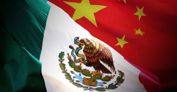 Archivo - Banderas de México y China