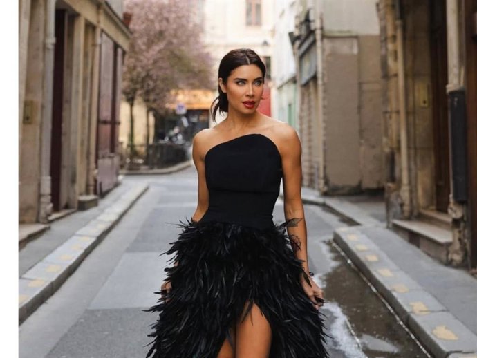 Pilar Rubio paraliza las calles de París con un diseño de Silvia Fernández Atelier