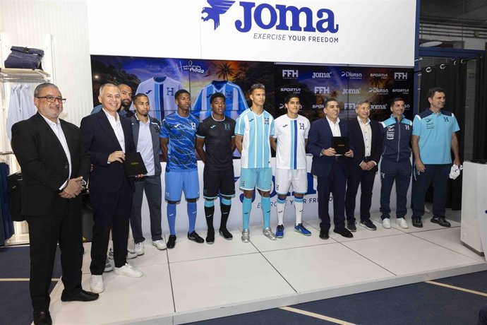 Presentación de las nuevas camisetas de la selección de fútbol de Honduras diseñadas por Joma
