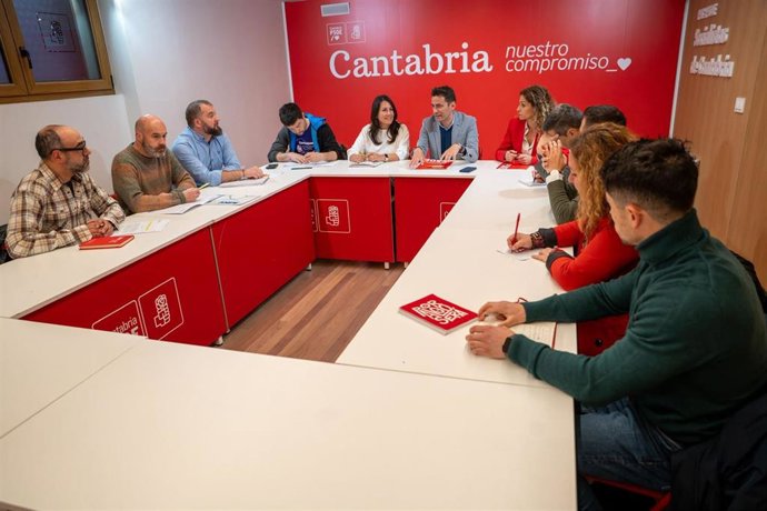 Reunión del secretario general del PSOE de Cantabria, Pedro Casares, y otros miembros del partido con la Junta de Personal Docente