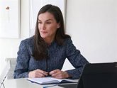 Foto: La Reina Letizia rescata su moderna chaqueta 'vaquera' con cremallera de Hugo Boss, ¡y arrasa!