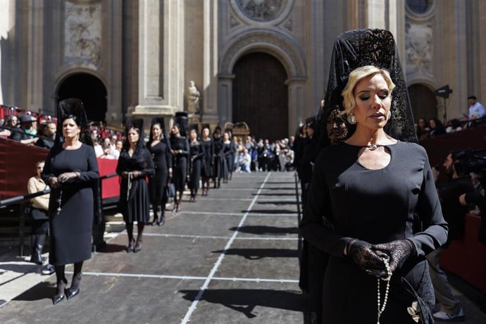 Presentación en Granada de la muestra de mantillas 'Coser con fe, vestir con alma'. En la Plaza de las Pasiegas. A 26 de marzo de 2026 en Granada (Andalucía, España). 