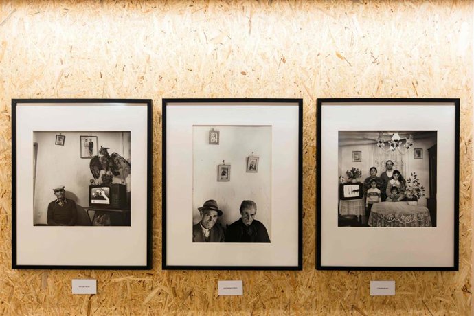 Tres fotografías de la exposición 'Sostener la mirada', de Ricardo Martín.