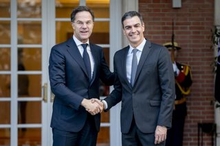 Archivo - El presidente del Gobierno, Pedro Sánchez (d), recibe al secretario general de la OTAN, Mark Rutte (i), en el Complejo de la Moncloa, a 27 de enero de 2025, en Madrid (España).Rutte se reúne por primera vez con Sánchez  en España después de que 