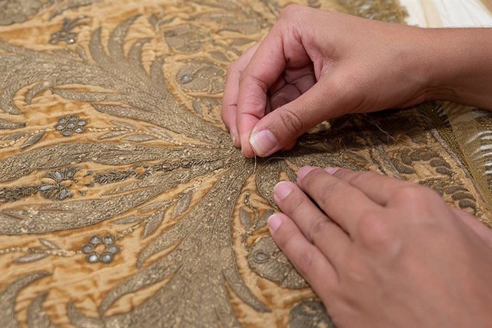 Detalle de una de las intervenciones en el proceso de restauración de un manto de la Virgen del Pilar propiedad de la Academia General Militar de Zaragoza.