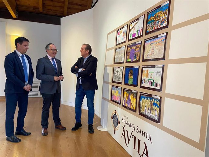 El concejal de Cultura de Ávila, Ángel Sánchez, junto con Francisco Trullén, presidente de la Junta de Cofradías de Semana Santa.