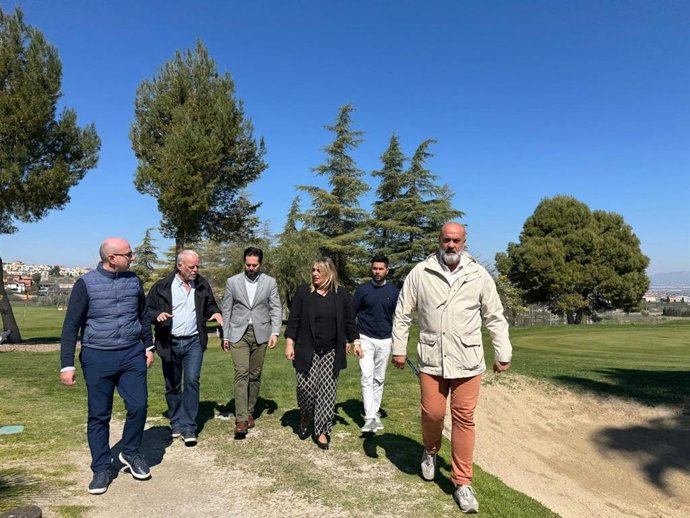 La reunión entre el delegado de Turismo y la alcaldesa de Las Gavias se ha centrado en el campo de golf del municipio, al que realizaron una visita técnica a las obras de renovación y mejora del sistema de riego, actualmente en ejecución.
