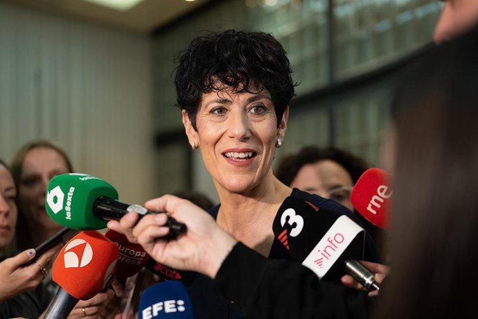 La ministra de Inclusión, Seguridad Social y Migraciones, Elma Saiz, atiende a los medios  su llegada a la clausura de un acto en el Centro Económico y Social.