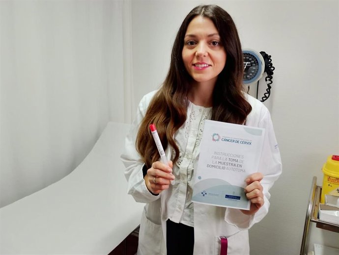 Mar Miguel Redondo, matrona del centro de salud de Laviada, con el hisopo y el folleto que se envían como parte de los kits de autotoma.