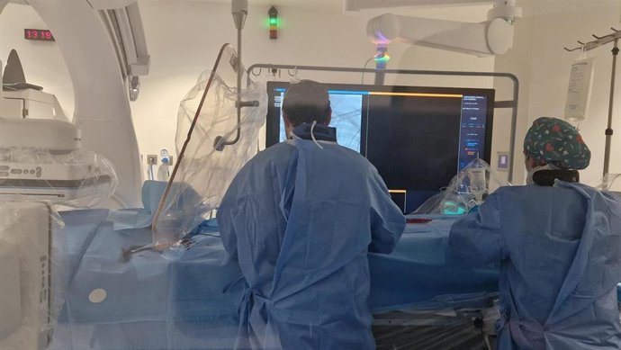 Una operación de radiología intervencionista en el HUCA,