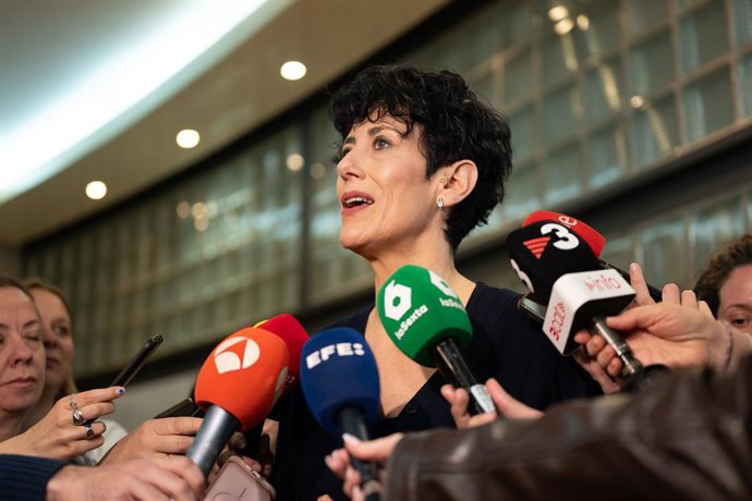 La ministra de Inclusión, Seguridad Social y Migraciones, Elma Saiz, atiende a los medios  su llegada a la clausura del acto de presentación del informe del Centro Económico y Social ‘La realidad migratoria en España: prioridades para las políticas públic