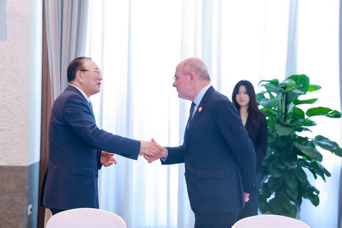 El conseller de Unión Europea y Acción Exterior, Jaume Duch, saluda al secretario general del Foro de Boao, Zhang Jun.
