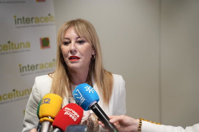 La consejera de Economía, Hacienda, Fondos Europeos y Diálogo Social y portavoz del Gobierno de la Junta de Andalucía, Carolina España, atiende a los medios tras haber mantenido una reunión con el nuevo presidente de la Organización Interprofesional de la