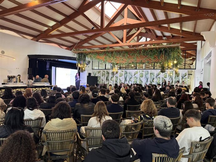 Alumnos reunidos por la segunda edición de la Hackathon Innova FP en Muro.