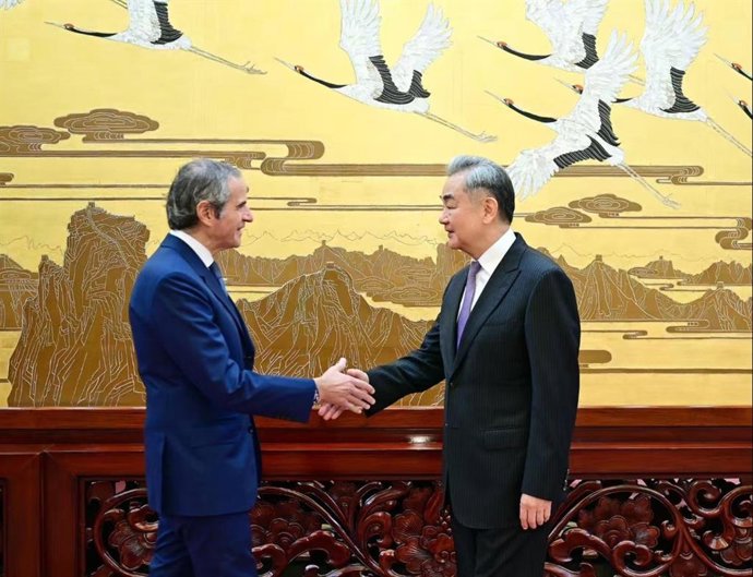 El director general del OIEA, Rafael Grossi, junto al ministro de Exteriores de China, Wang Yi, durante una visita a Pekín.