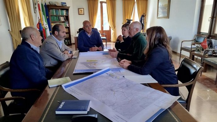 El diputado de Asistencia a Municipios, Antonio Aragón, y el alcalde de Setenil, Rafael Vargas, en la mesa técnica para el nuevo plan urbanístico.