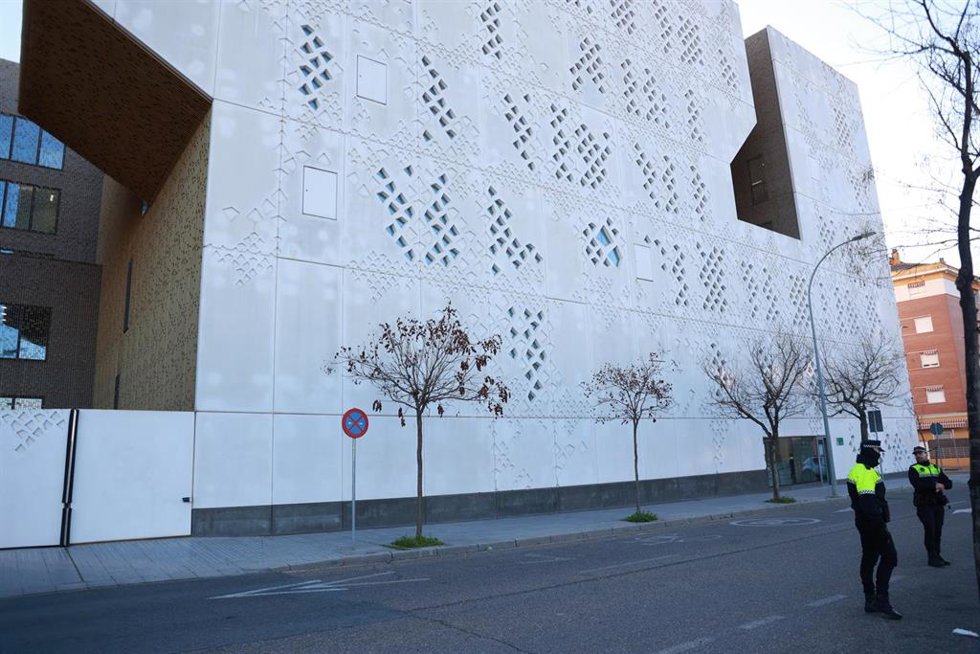 Archivo - Entrada del Instituto de Medicina Legal con agentes de la Policía.