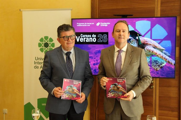 El rector de la UNIA, José Ignacio García (dcha), junto al director de la Sede Antonio Machado, José Manuel Castro, tras la presentación de los Cursos de Verano