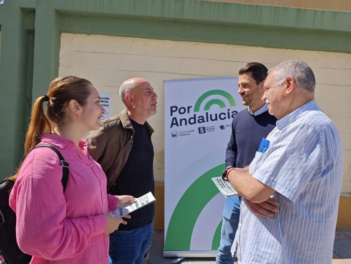 El candidato de Por Andalucía por la provincia de Málaga a las próximas elecciones andaluzas, Ernesto Alba, junto a vecinos de Los Boliches.